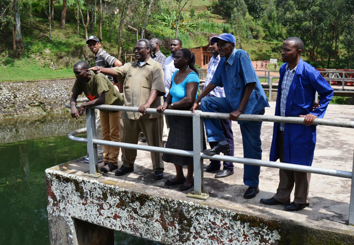 Abakozi ba EWSA n'abadepite bari aho amazi akusanyirizwa kugira ngo abyare isumo ku rugomero rwa Ntaruka.