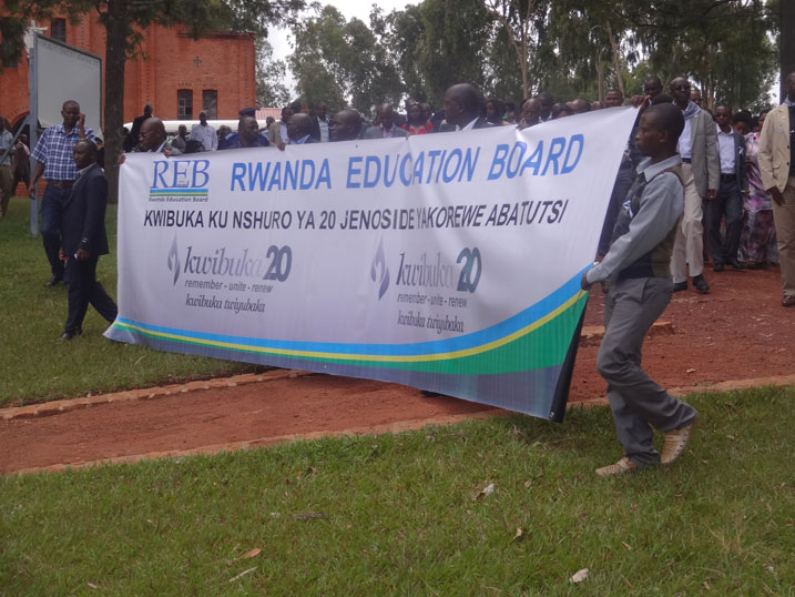 Abakozi ba REB bajya ku rwibutso rwa Nyarubuye.