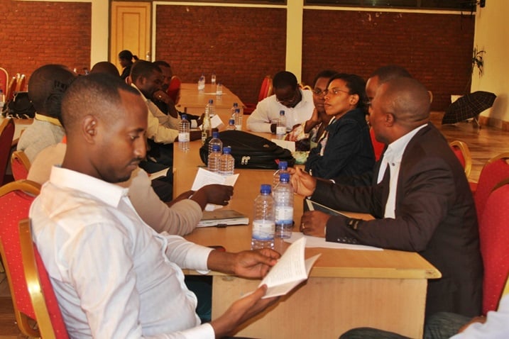Abakozi ba WDA bafashe akanya ko kujya mu matsinda bakaganira ku ngingo z'Ubunyarwanda.