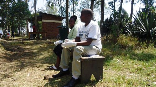 Abakozi babara ibicuruzwa binyura ku mupaka nabo bakora akazi kabo bambaye uturindantoki.