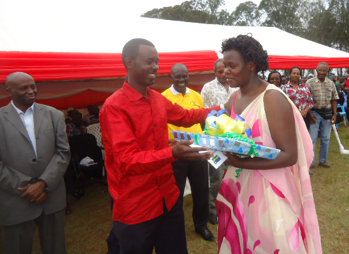 Abakozi bagaragaje ubudashykirwa bagenewe ishimwe.