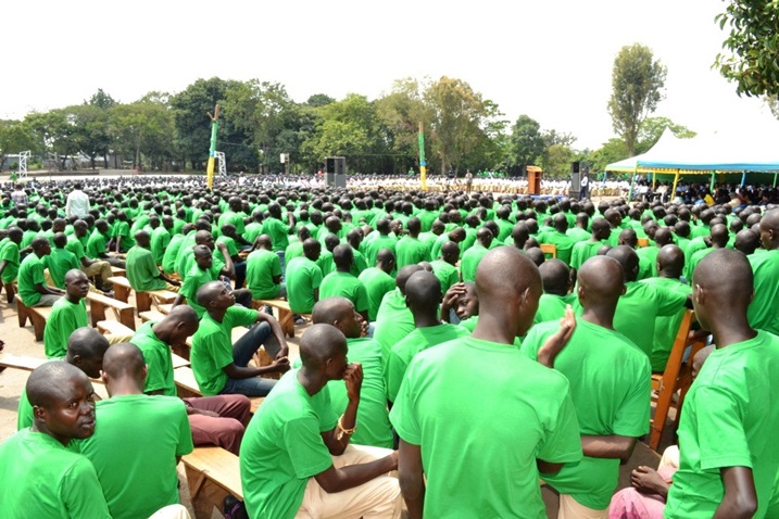 Abambaye icyatsi bagiye kwiga mu gihe abambaye imyeru barangije amasomo.