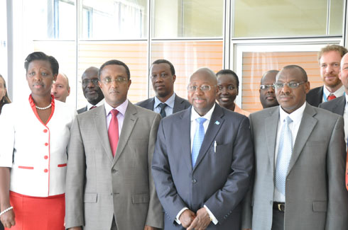 Abaministiri nabo bitabiriye igikorwa cyo gushira umukono ku masezerano.