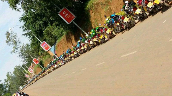 Abitwa abamotari bakora umwuga wo gutwara abagenzi nabo baparitse amapikipiki bitabira umuganda ari benshi ku Gisozi ya Kigali.