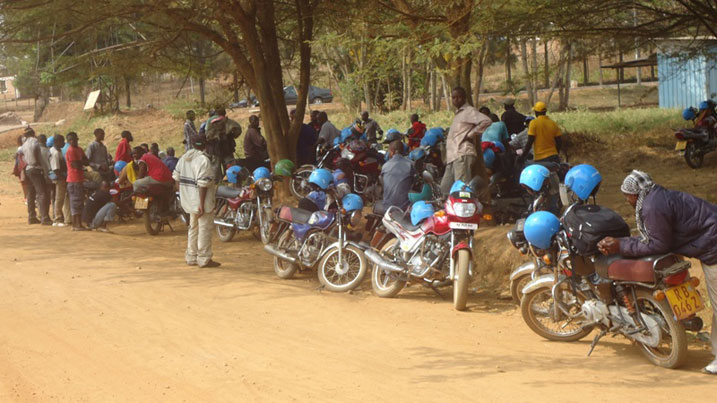 Abamotari bari biyicariye kuri moto zabo nta bikoresho by