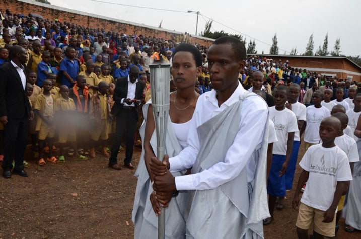 Abana b'imyaka 20 batwaye urumuri rw'ikizere rutazima.