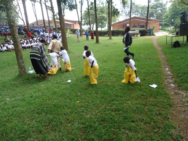 Abana bakinnye udukino two kugendera mu mifuka.