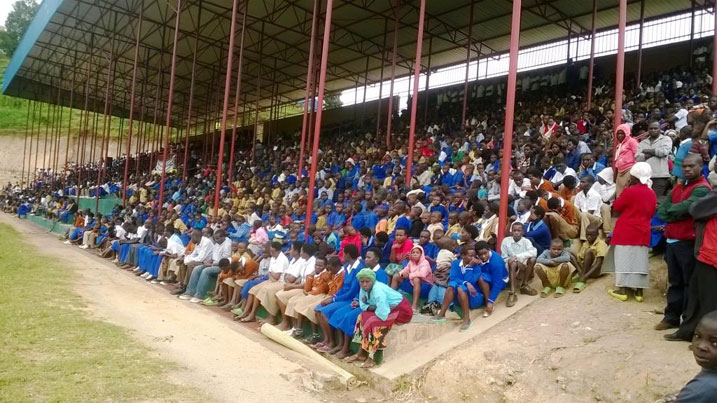 Abana bitabiriye ari benshi umuhango wo kwibuka bagenzi babo bishwe muri Jenoside.