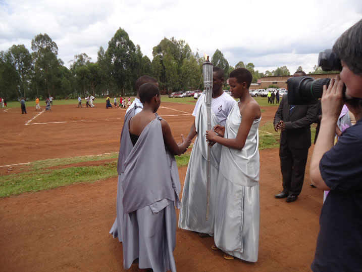 Abana bo mu karere ka Gatsibo bashyikirije urumuri rw'icyizere bagenzi ba bo bo mu karere ka Kayonza.