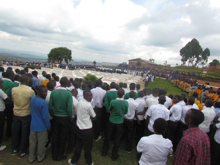Abana bagiye kwibuka bagenzi babo bigaga kuri GS. De la salle.