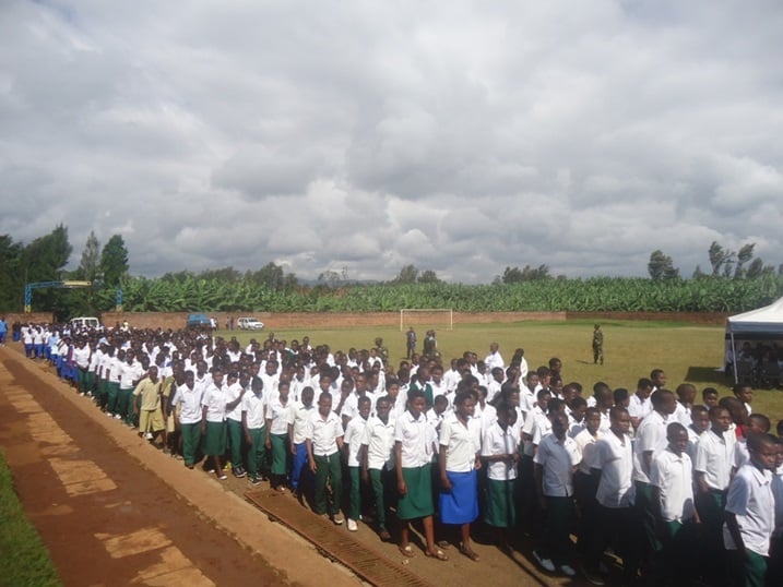 Abana bakoze urugendo rwo kwibuka bagenzi babo bazize jenoside.