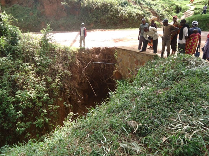 Abantu barebaga aho uwo mugabo yaguye.