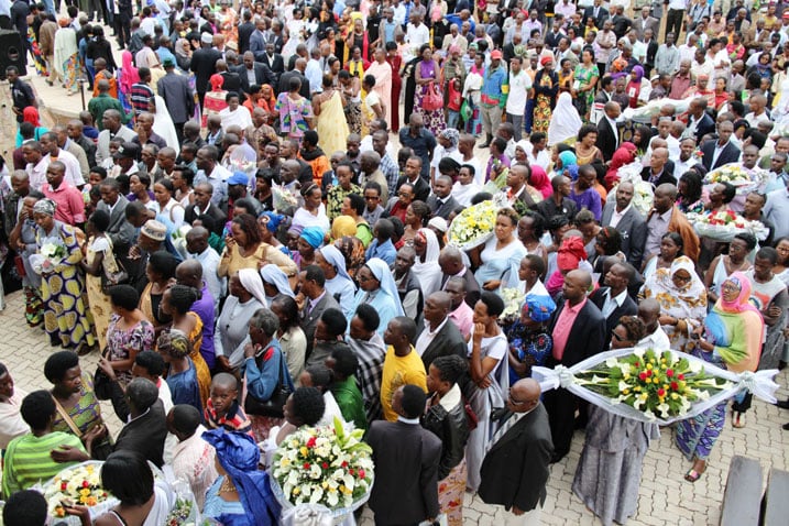 Abantu bari benshi baje kwibuka no gushyingura mu cyubahiro abazize Jenoside yakorewe Abatutsi mu karere ka Nyanza.
