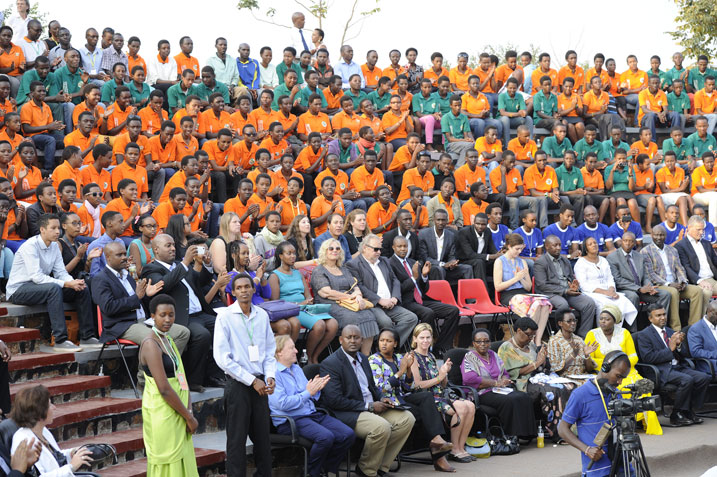 Abantu bari benshi kuri Amphitheatre y