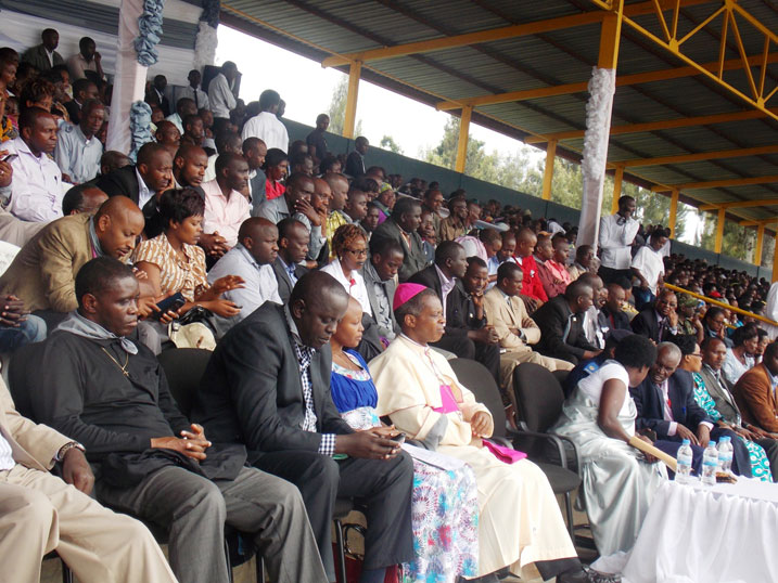 Abantu bo mu nzego zitandukanye bitabiriye umuhango wo kwibuka Jenoside yakorewe Abatutsi muri 1994.