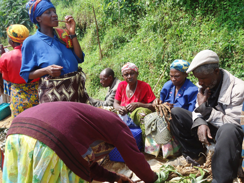 Abantu bakuze banywa itabi ry'ibibabi bagura, abandi batumura mu isoko rwagati. (Photo: N. Leonard)