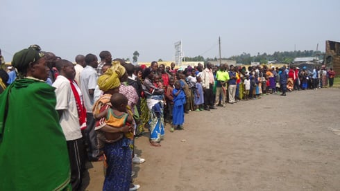 Abantu bari baje kureba uwo mugore uregwa kwiba umwana ari benshi.
