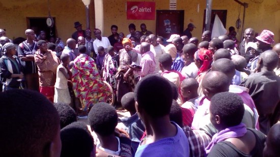 Abantu bari baje kureba uwo muvuga burumwa ari benshi.