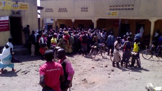 Abantu bavuye mu maduka yabo, abandi bava mu isoko ndetse n'abihitiraga barahagaragara baza kureba uwo muvugabutumwa.