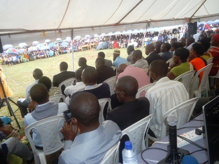 Abantu benshi bigaragarira amaso bari baje i Nkungu, kwibuka ku nshuro ya 20 jenoside yakorewe Abatutsi mu rwego rw'umurenge wa Munyaga wo mu karere ka Rwamagana.