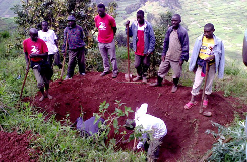 Abanyabungwe mu muganda bari gucukura icyobo gifata amazi ngo adasenyera abaturage cyangwa ngo yangize imyaka.