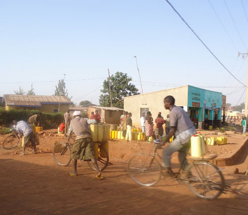 Abanyamagare basigaye bakora ingendo ndende bajya gushaka amazi yo kugurisha mu baturage.