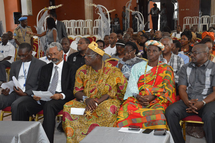 Abanyamahanga b'inshuti z'u Rwanda bari bitabiriye gufata u Rwanda n'Abanyarwanda mu mugongo.