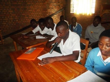 Abanyamakuru bicara mu cyumba cyabo bonyine hanyuma abandi banyeshuri bakumvira ibyo bavuga ku ndangururamajwi ariko batabona abarimo kubivuga.