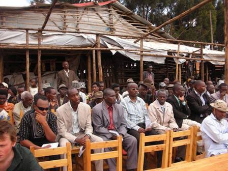 Bahuriye hamwe batanga ubuhamya bw'ibyababayeho.
