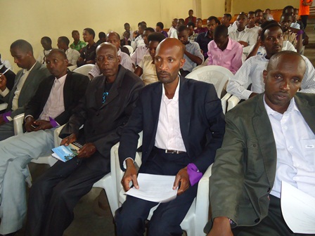 Abanyamurenge batuye mu karere ka Muhanga mu muhango wo kwibuka bene wabo baguye mu Gatumba mu mwaka wa 2004.