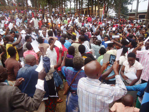 Abanyamuryango ba FPR-Inkotanyi bo mu murenge wa Shangi bitabiriye ku bwinshi igikorwa cyo kwamamaza abakandida babo.
