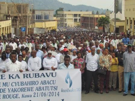Abanyarubavu mu rugendo rwo kwibuka Jenoside yakorewe Abatutsi muri Gisenyi.