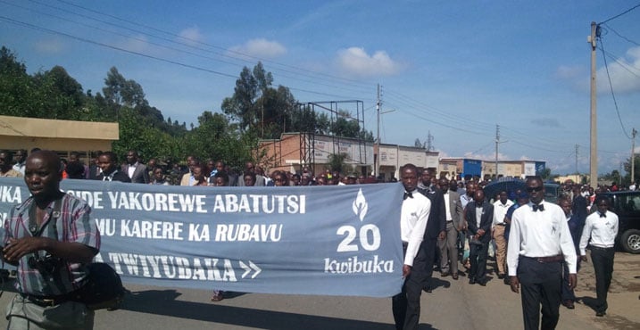 Abanyarubavu mu rugendo rwo kwibuka urugendo Abatutsi banyuzemo bahungira i Muhungwe aho biciwe.