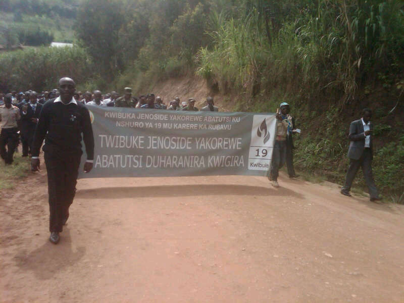 Abanyarubavu mu rugendo rwo gutangiza icyunamo mu murenge wa Nyamyumba.