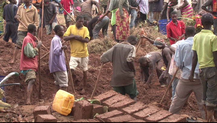 Abanyaruhashya mu gikorwa cyo kubakira Abanyarwanda birukanywe muri Tanzaniya bacumbikiwe mu Murenge wabo.