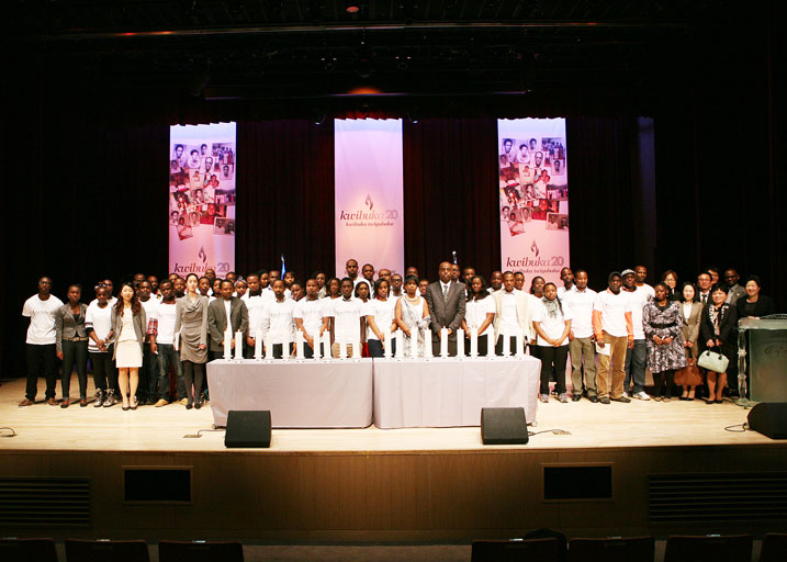 Abanyarwanda n'inshuti zabo nyuma y'igikorwa cyo Kwibuka i Seoul.