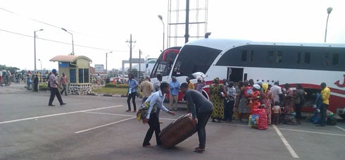 Bamwe mu Banyecongo bari gutega Jaguar bigira Uganda n'ibintu byabo taliki 16/07/2013.