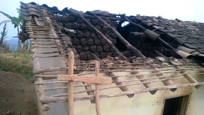 Abanyerondo babonye umuriro hejuru baza gutabara babasha kuvanamo nyiri inzu atarashya.