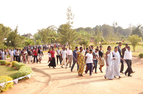 Abanyeshuli ba INILAK Nyanza bakoze urugendo rutuje mu muhango wo kwibuka abazize jenoside.