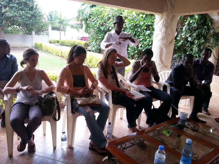 Abayobozi muri Kigali Today Ltd basobanurira abanyeshuri bo muri Canada uko itangazamakuru ryifashe mu Rwanda.