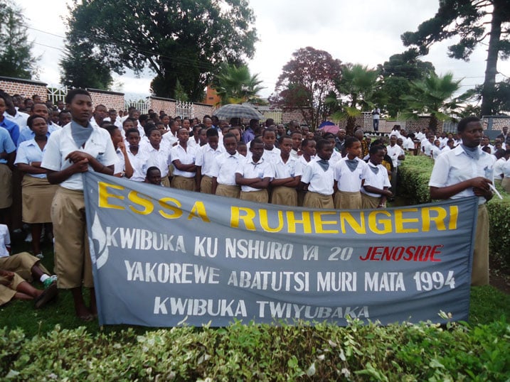 Abanyeshuri ba ESSA Ruhengeri na St Vincent Muhoza bitabiriye igikorwa cyo kwibuka.