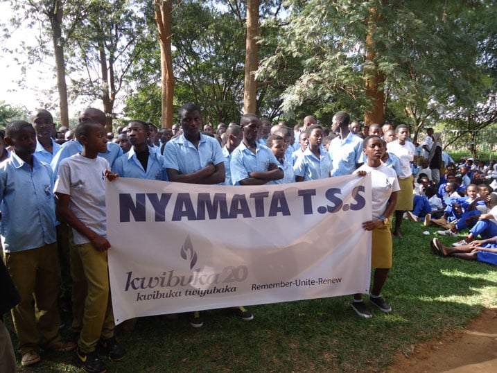 Abanyeshuri ba Nyamata Technical Secondary School ku rwibutso rwa Jenoside rwa Nyamata.