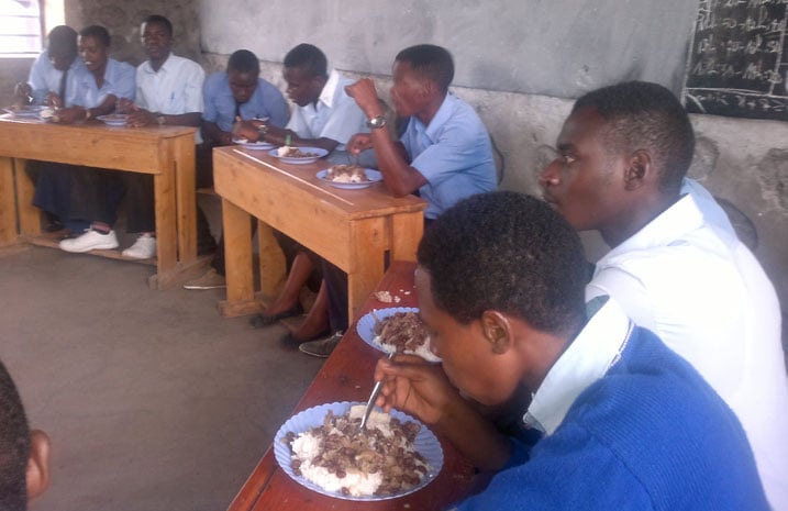 Abanyeshuri bahabwa ifunguro bakajya kuririra mu mashuri. Ifunguro bahabwa riguze amafaranga y