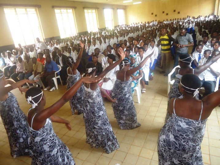 Abanyeshuri bamwe basusurukije bagenzi babo mu mudiho.
