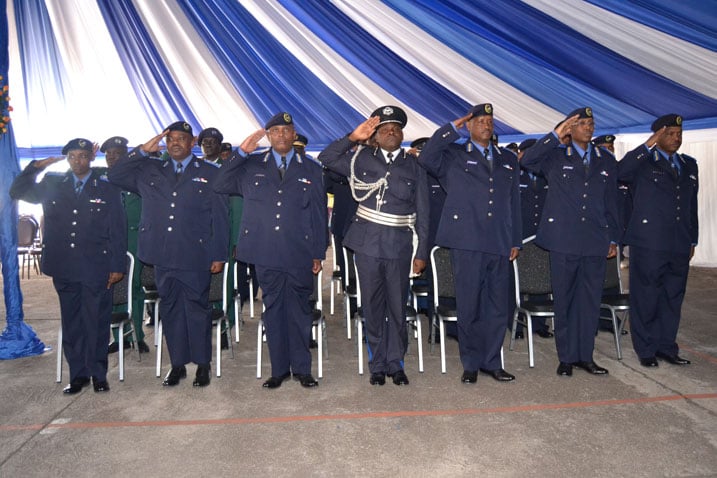 Abanyeshuri barangije baririmba indirimbo yubahiriza igihugu.