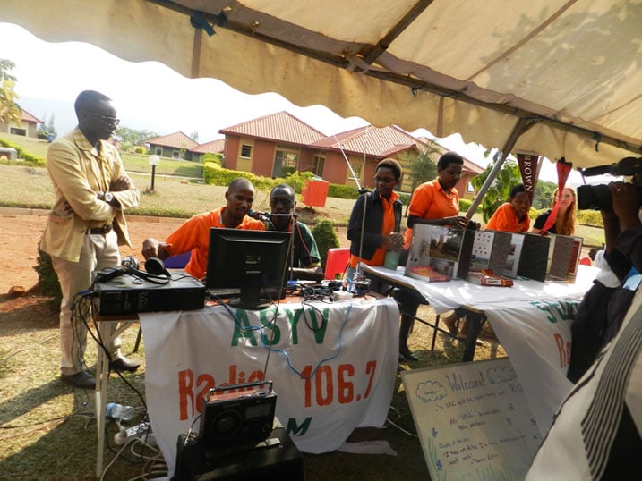 Abanyeshuri bazanye Radio mu imurikabikorwa, yumvikana inyumvankumve (live). Iriya nyakiramajwi iteretse imbere irimo kumvikanaho ASYV Radio binyuze ku murongo wa 106.7 FM.