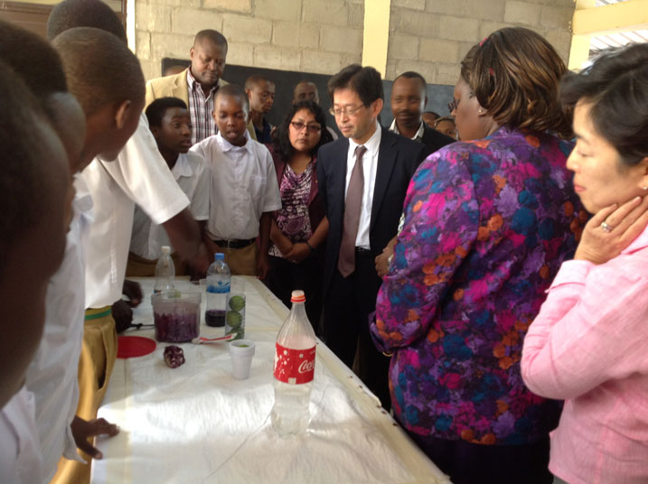 Abanyeshuri biga mu ishuri ryisumbuye riri mu nkambi ya Kigame berekana bimwe mu byo bize mu ishami ry'ubumenyi.