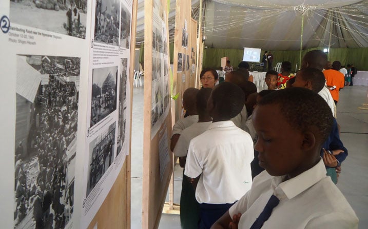 Abanyeshuri bitabiriye imurika rivuga kuri bombe atomike n