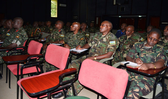 Abanyeshuri bo mu ishuri rya gisirikari rya Nyakinama bakurikiye ikiganiro cyatanzwe n'umugaba mukuru w'ingabo za Uganda, Gen. Katumba Wamala.