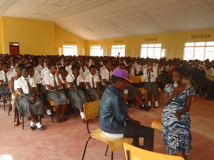 Abanyeshuri bo muri FAWE Girls School mu gakino kagaragaza uburyo abakobwa bashukwa bagatwara inda z'indaro.